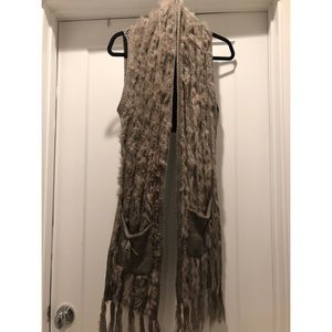 Fond faux fur knitted hi-lo vest with pockets